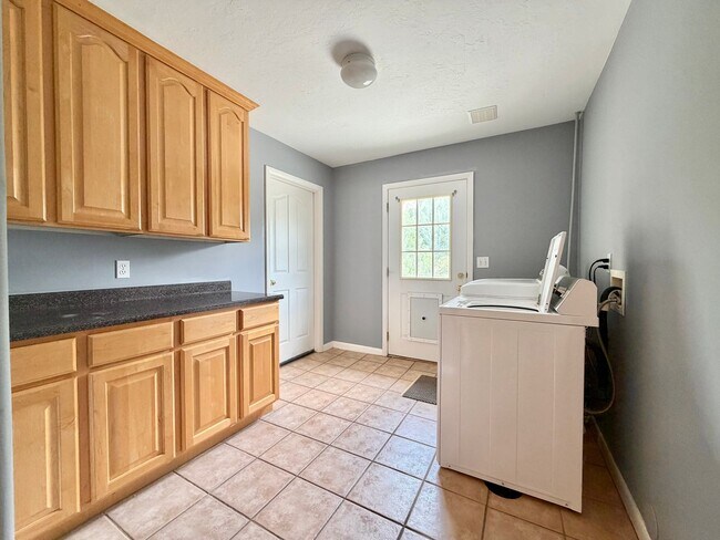 Foto del edificio - Spacious 5-Bedroom Draper Home | Pet Friendly | Huge Fenced Yard | 3-Car Garage