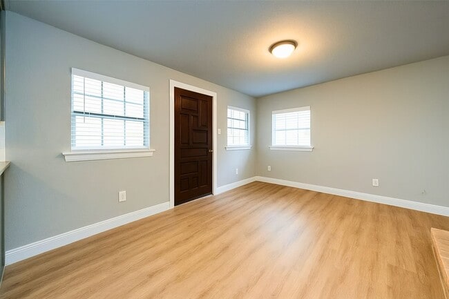 Building Photo - 502 Oak St