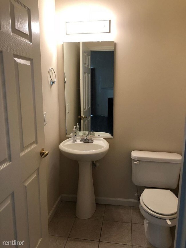 Building Photo - 1 br, 1.5 bath House - Avera Place Condomi...