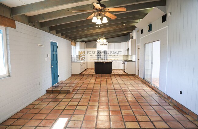 Building Photo - 4 bedroom 2 bath with washer and dryer/ la...