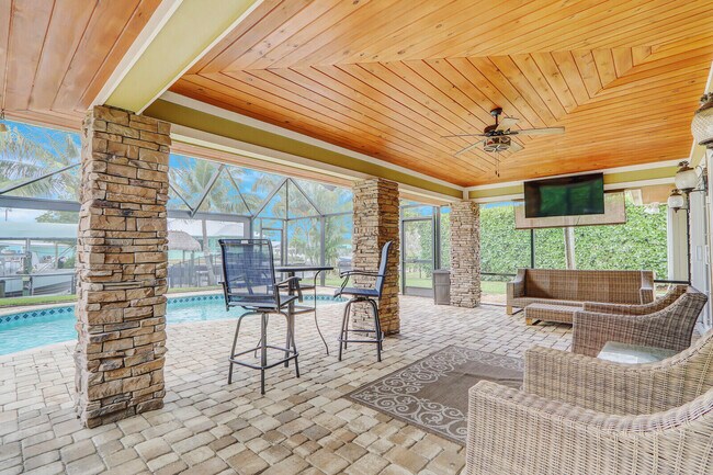 Building Photo - 1392 SW Seahawk Way