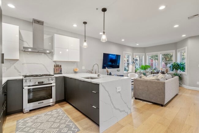 Building Photo - 50 Robey St