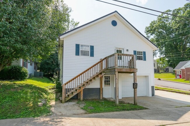 Building Photo - 3 Bed home in Carthage with large basement!