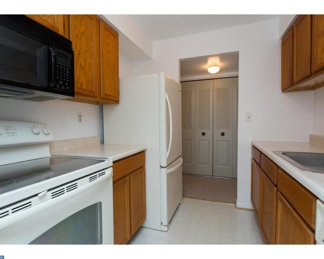 Kitchen - 3301 Valley Dr