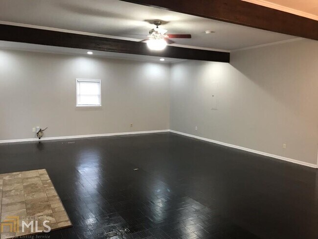 Foto del edificio - 1610 Rose Garden Ln