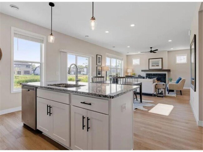Foto del edificio - 4161 Heritage Pl NW
