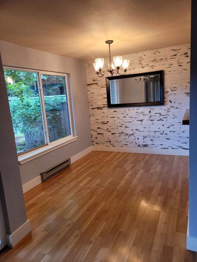 Building Photo - Spacious 2-Bedroom Ground Floor Condo with Private Yard in Kirkland