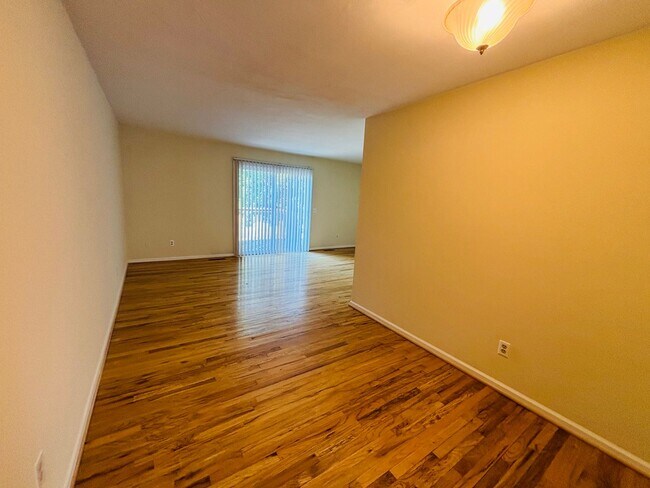 Foto del edificio - 4 Bedroom, 3.5 Bath Townhouse Currently Unavailable; Lease Pending