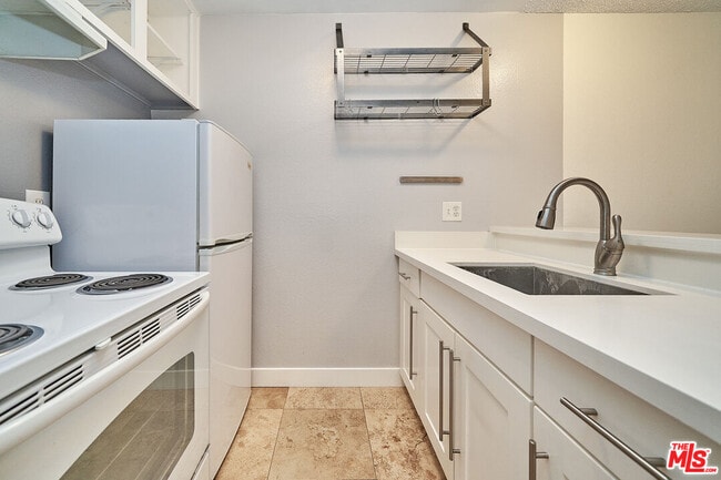 Building Photo - 320 S Ardmore Ave