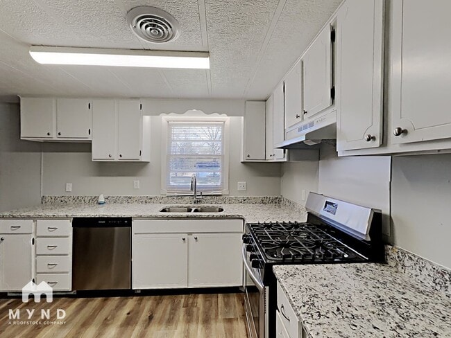 Building Photo - 1020 McDaniel Mill Rd SW