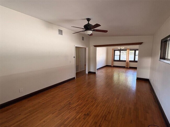 Foto del edificio - 1137 Oaks Blvd