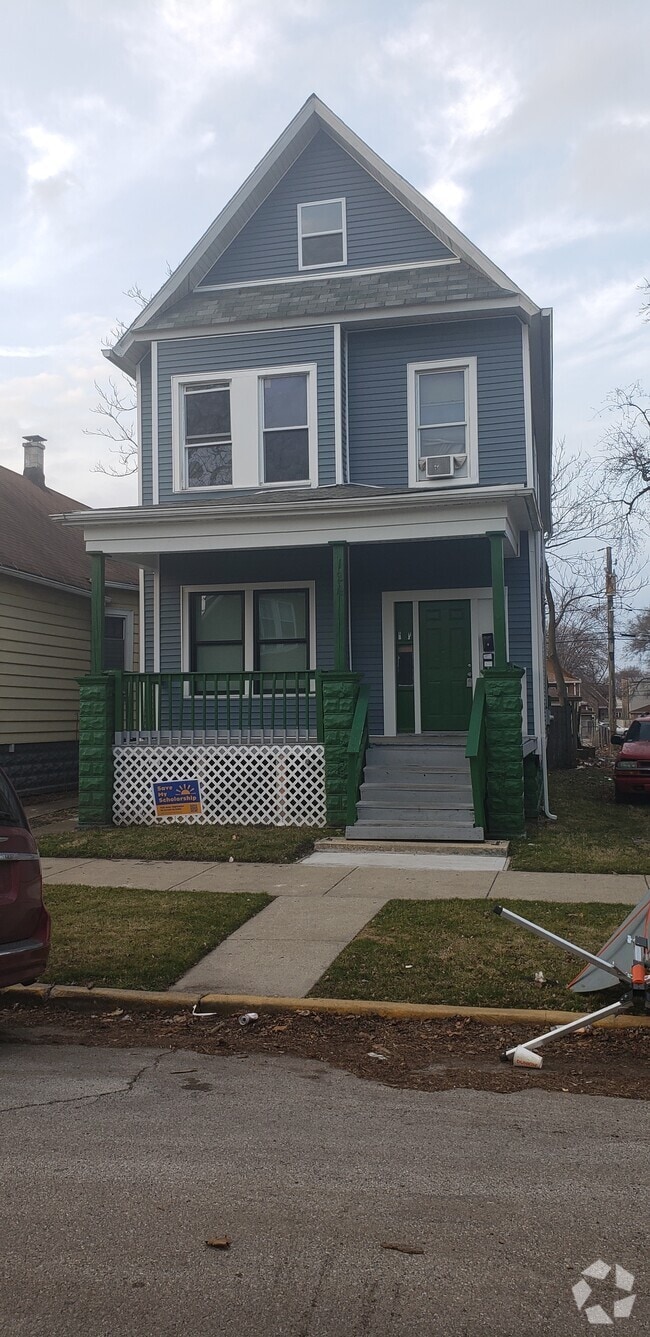 West Pullman Apartments for Rent with High Ceilings Chicago, IL 1