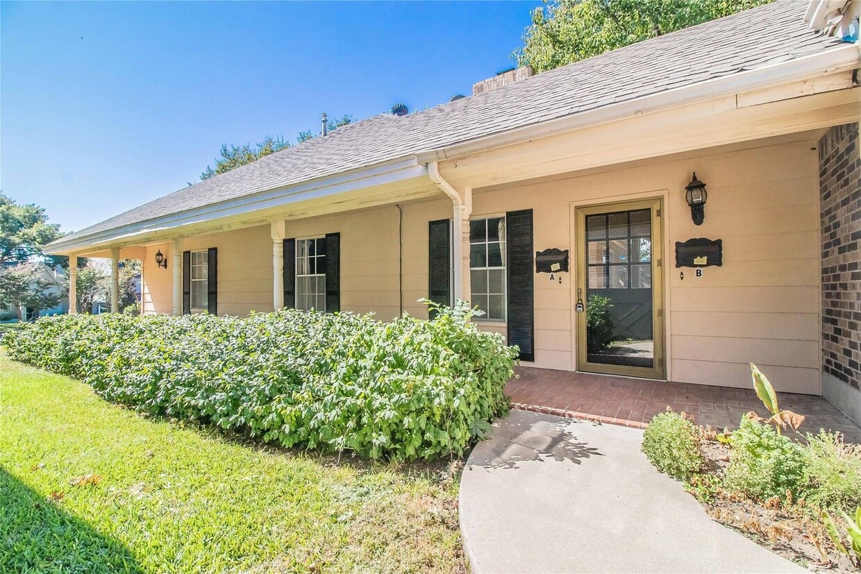 Foto principal - Amazing 2 Bed, 1.5 Bath- Half of Duplex Av...
