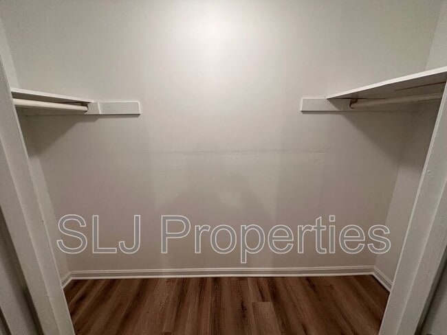 Foto del edificio - 9337 Donerail Way