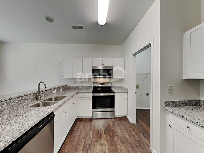 Foto del edificio - 13520 Planters Row Dr