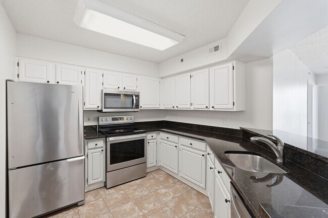 Foto del edificio - Updated 2BR Condo in Old Town Alexandria - 2 blocks to Metro