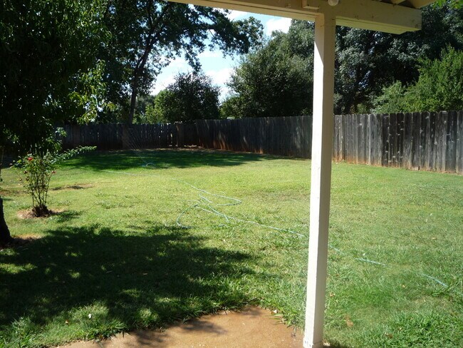 Foto del edificio - 3 bedroom + Bonus Room/Office in East Redding