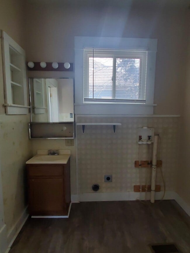 Building Photo - 204 E 11th Ave