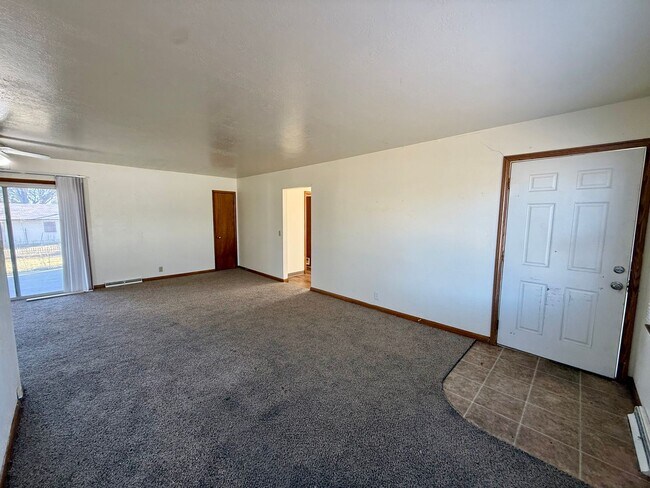 Foto del edificio - Quick Move In! 6 Month Lease Special! 3 bedroom, 1.5 Bath Home with attached garage in Loveland, CO