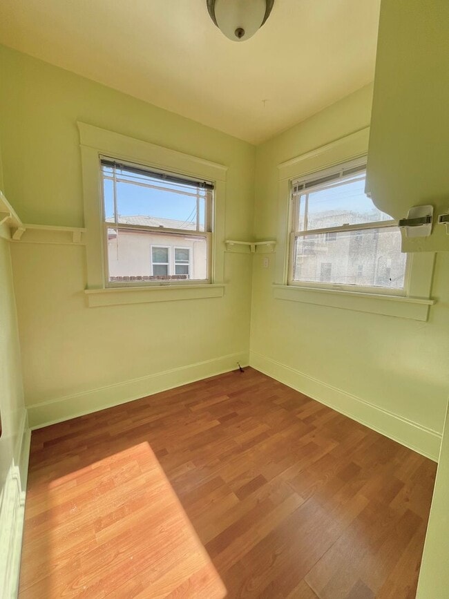 Building Photo - Charming 2 bd House