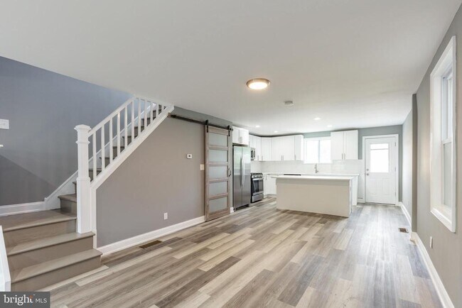 Building Photo - 454 Old Elm St