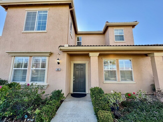 Foto del edificio - Located in a peaceful and well-maintained senior community, this spacious 3-bedroom, 3.5-bath Plu...