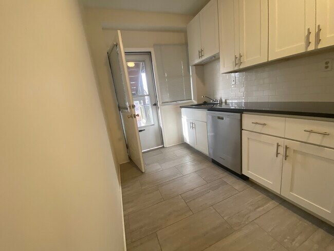 Building Photo - 1309 McCausland Ave