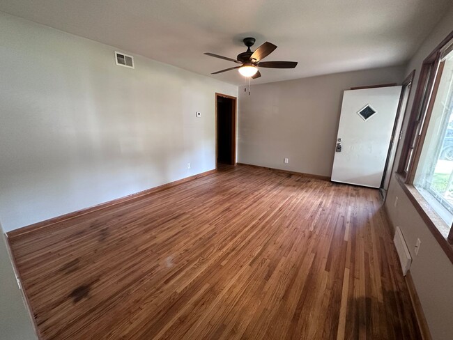 Building Photo - $1050 - 3 bed 1 bath - Beautiful single fa...