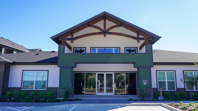 Building Photo - Saxon Pond Flats