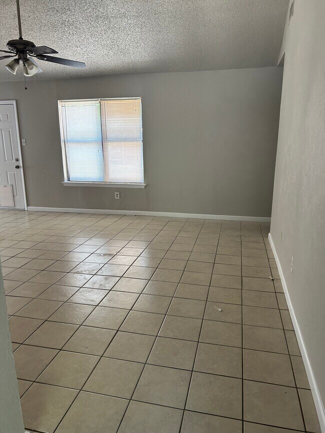 Building Photo - 425 Rim Rock Dr