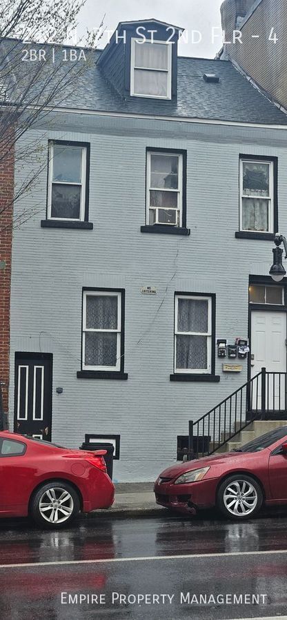 Building Photo - 2nd Floor: 2 Bedroom/1 Bathroom Apartment ...