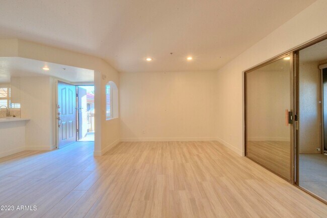 Building Photo - 5104 N 32nd Street Unit 408