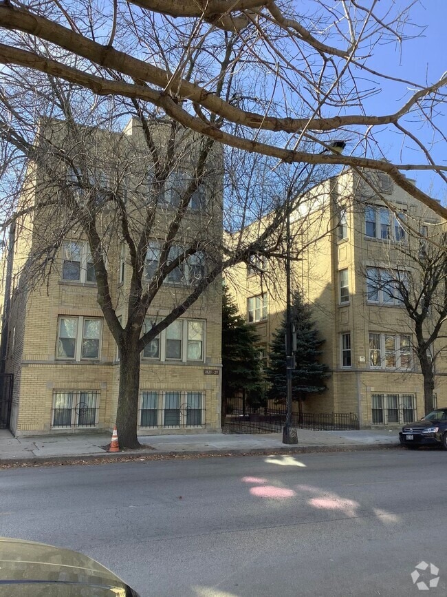 Building Photo - 4827 W Addison St