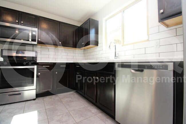 Building Photo - 987 Calle Calca