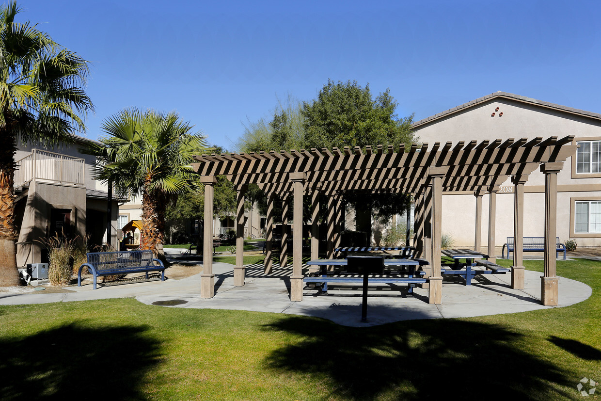 Building Photo - Lincoln Family Apartments