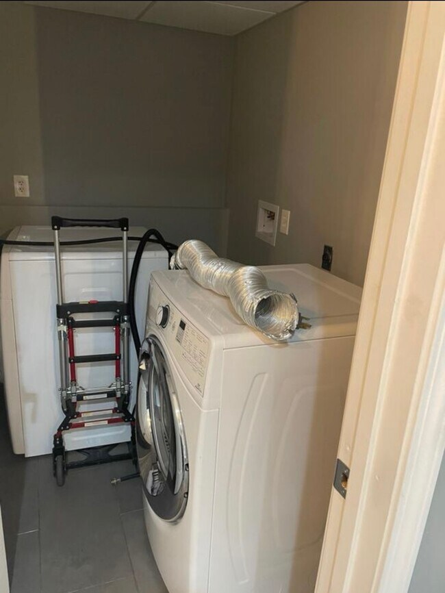 Foto del edificio - 220 Drumcliff Ct