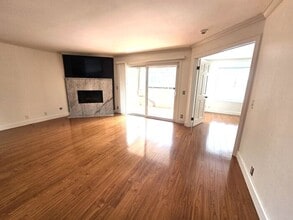 Building Photo - 8880 Villa La Jolla Dr