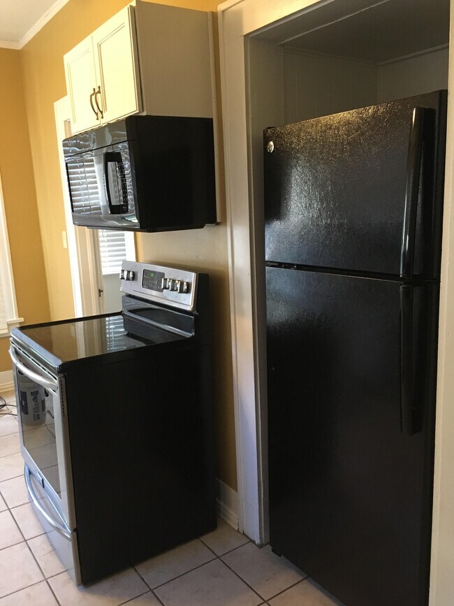 kitchen - 821 Mantooth Ave