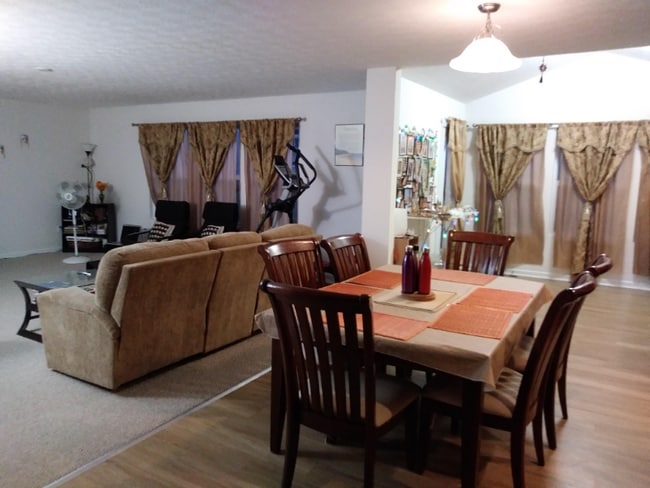 Foto del edificio - 270 McElhinny Ln