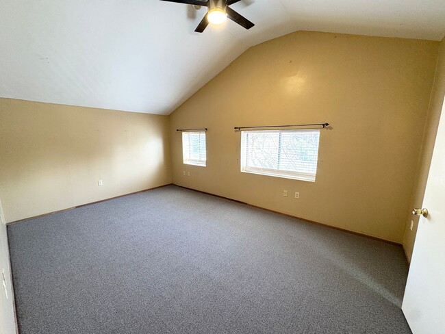 Foto del edificio - Country living Condo in Downtown Sunol with gated entrance