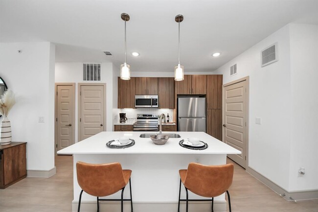 Building Photo - 4840 N Shepherd Dr