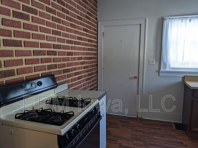 Building Photo - 418 1st Ave NW