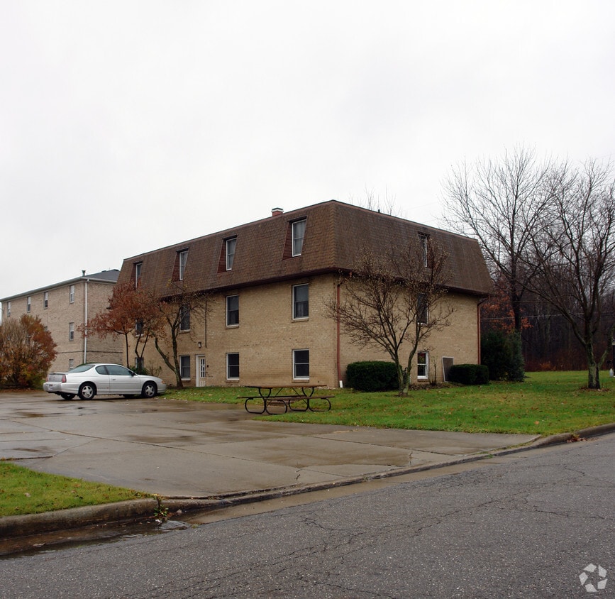 Building Photo - 5751 Sheridan Rd