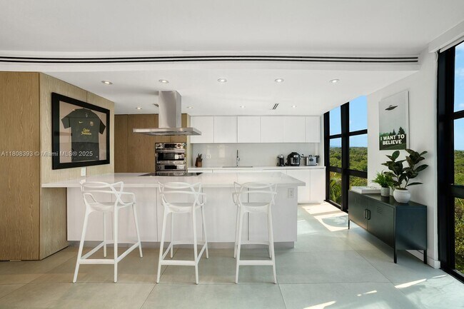 Foto del edificio - 1121 Crandon Blvd