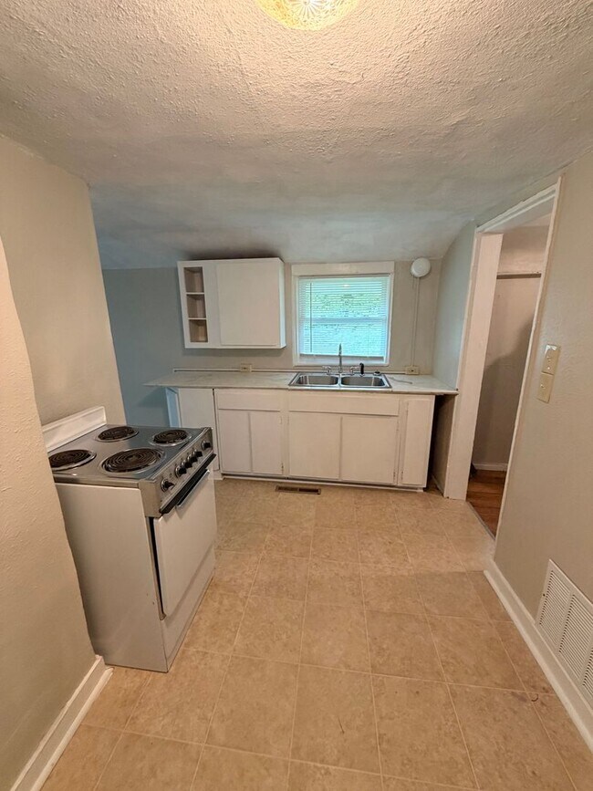 Foto del edificio - 1B/1BA | Newly Renovated Studio | 1-Car Covered Parking | Gated backyard