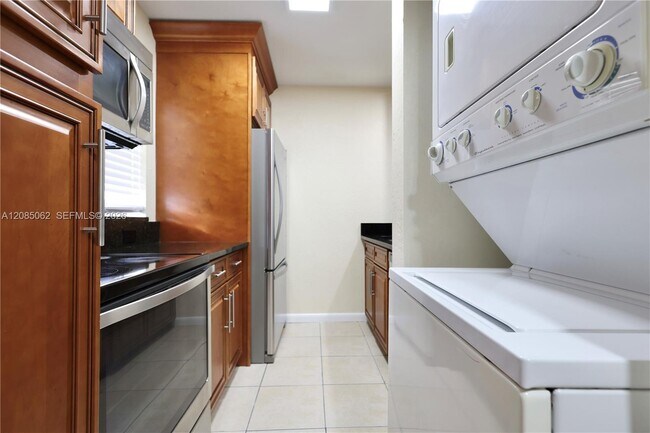 Foto del edificio - 909 Twin Lakes Dr
