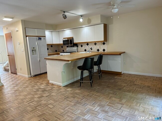 Foto del edificio - 330 Merwin Ave
