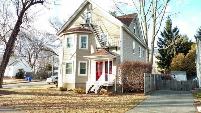 Foto del edificio - 185 Bourne Ave