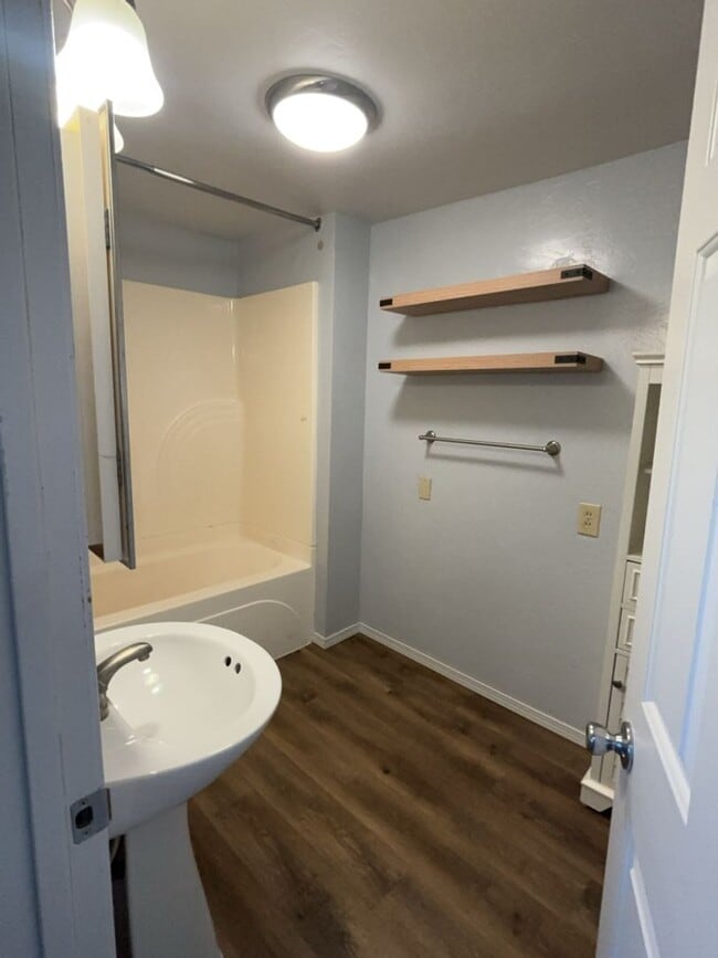 Building Photo - Charming 1?Bed + Bonus Loft | Prime Missou...