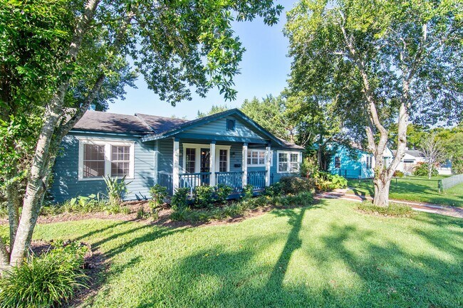Building Photo - Super cute three bedroom two bathroom bung...